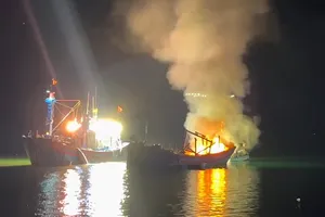 Lửa bao trùm một tàu cá Quảng Ngãi đang neo đậu tại cửa Sa Kỳ