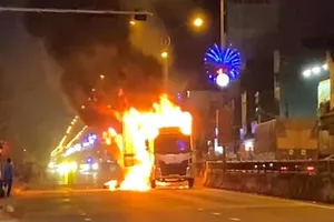 Xe tải bốc cháy dữ dội trên Quốc lộ 1A