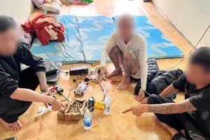 3 thanh niên trong tiệm xăm sử dụng ma túy