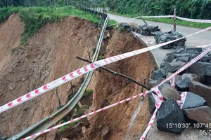 Quảng Ngãi: Mưa lớn gây sạt lở nghiêm trọng trên tỉnh lộ 673