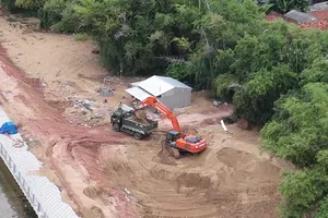 Nhà thầu nói gì về việc tuồn cát công trình bờ kè ra ngoài?