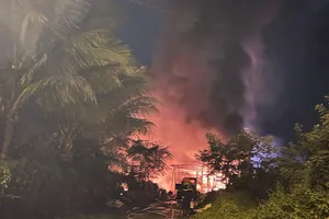 Cháy kho phế liệu ở Quảng Ngãi, cột khói bốc cao hàng chục mét