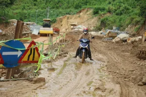 Sửa taluy đường Trường Sơn Đông: Làm mãi không xong