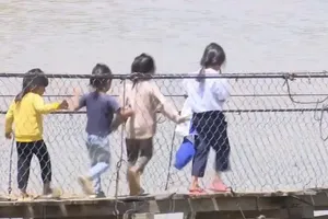 Cầu treo mục nát, xót xa cảnh dân vùng cao Quảng Ngãi liều mình qua sông