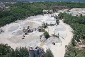 1 tài xế tử vong vì bị đá vùi trong mỏ đá ở Quảng Ngãi