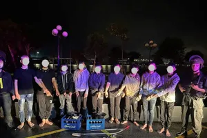 Mâu thuẫn trên mạng, hai nhóm thanh thiếu niên mang hung khí đi đánh nhau