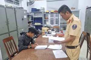 Dân cung cấp hình ảnh xe tải chở củ mì bung nắp thùng, CSGT xác minh, xử phạt tài xế