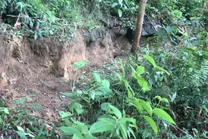 Núi Gò Oát nứt toác, đe dọa 61 hộ dân dưới chân núi
