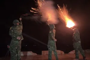 Quảng Ngãi bắn pháo hiệu gọi tàu tránh bão số 12