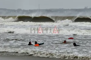 Bất chấp sóng to, lao ra tắm biển trước bão Thần Gió