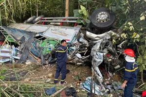 Lật xe tải trên đèo Ngọc Vin, 4 người thương vong