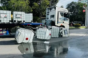 Nghi hóa chất đổ ra đường sau sự cố giao thông khiến người dân đau đầu, buồn nôn...