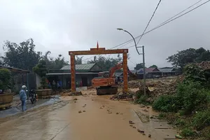 Chùm ảnh: Mưa lớn gây ngập sâu, sạt lở chia cắt nhiều nơi ở Quảng Ngãi