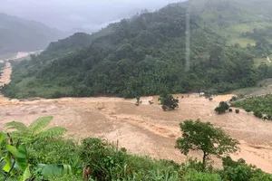 Sạt lở trong đêm ở Quảng Ngãi, hàng nghìn khối đất đá làm gãy đường