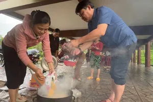 Cán bộ Quảng Ngãi thành 'anh nuôi’ lo bữa ăn cho dân rời làng tránh sạt lở