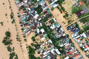 Mưa lũ cuồn cuộn, Quảng Ngãi chìm trong biển nước