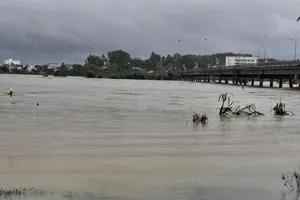 Nước sông Trà vượt báo động 3, cấm lưu thông qua cầu Trà Khúc 1