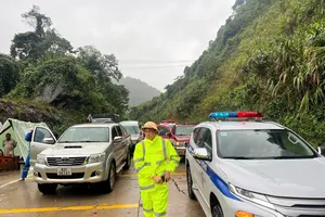 Nỗ lực giải cứu hàng chục ô tô mắc kẹt trên đèo Lò Xo