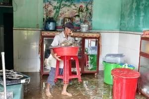 Người dân vùng lũ Quảng Ngãi tất bật dọn dẹp sau trận lũ dữ