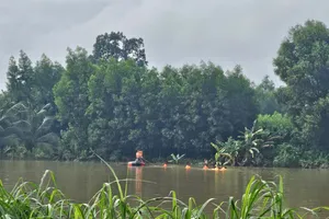 3 người bị lũ cuốn trôi khi qua cầu ngập ở Quảng Ngãi