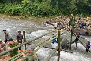 Quảng Ngãi dựng cầu tre, mở đường lồ ô vượt qua lũ dữ