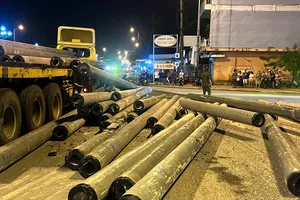 Xe đầu kéo làm rơi hàng chục cọc bê tông giữa vòng xoay