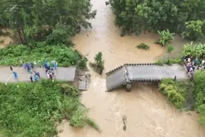 Cầu sập làm 1 người rơi xuống sông, cô lập 1.280 người