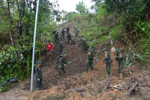 200 bộ đội xẻ núi, lội suối mở đường cứu 1.700 dân bị cô lập ở Quảng Ngãi