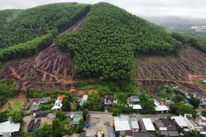 2 ngọn núi chực chờ đổ sập ở Quảng Ngãi