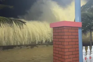 Quảng Ngãi: Hàng loạt nhà dân ngập sâu, 50 nhà tốc mái do bão số 13