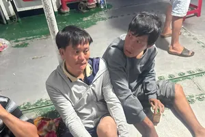 Người về từ biển dữ: Ăn cá sống, uống nước mưa cầm hơi