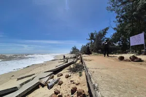Sóng dữ đánh tan nát đường ven biển, hư hại 157 nhà dân ở Quảng Ngãi