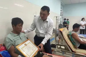 Khen thưởng nhiều người góp sức tìm kiếm, cứu nạn 3 người ở Lý Sơn bị trôi trong bão