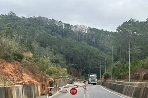 Khẩn cấp xử lý nứt lớn, dài 100 m, biến dạng trên Quốc lộ 24
