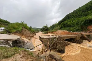 Cận cảnh cầu Nước Bao bị lũ cuốn sập, chính quyền khẩn cấp làm cầu tre tạm