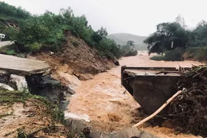 Cầu Nước Bao gãy đôi, chia cắt 2 thôn ở Quảng Ngãi