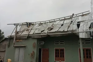 Lốc xoáy trong đêm làm hư hại nhiều nhà dân ở Quảng Ngãi