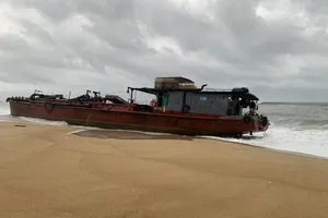 Tàu chở 2.000 lít dầu gãy bánh lái, bị sóng đánh dạt vào bờ biển Quảng Ngãi