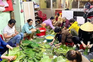 Người dân Quảng Ngãi tất bật gói bánh, soạn thực phẩm gửi vào vùng lũ