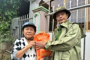 Công an tỉnh Quảng Ngãi vào rốn lũ Hòa Thịnh, hỗ trợ người dân sau lũ dữ