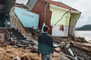 Lũ dữ cuốn sập nhiều nhà cửa ven sông Ba