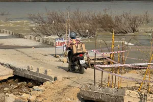 Cầu tràn Thạch Nham bị lũ đánh sập, người dân vất vả đi vòng hàng chục cây số