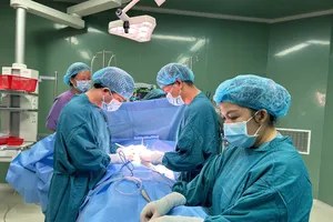  Lấy búi tóc nặng nửa kg từ dạ dày bé gái 6 tuổi 