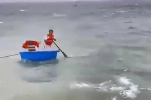 Chủ tịch nước tặng Huân chương Dũng cảm cho 2 người dân Lý Sơn lao ra biển cứu người 