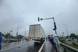 Vượt đèn đỏ gây tai nạn liên hoàn ở đường dẫn cao tốc, 2 người thương vong 