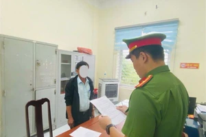 Bắt tạm giam người đàn ông ném gạch vỡ xương mặt bé 12 tuổi