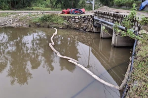 Tràn dầu từ kho xăng dầu tại Dung Quất