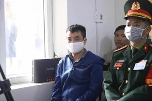 Hình ảnh Phan Quốc Việt cùng 6 bị cáo tại phiên xử vụ kit test Việt Á 