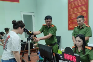 Từ ‘kỷ niệm’ sổ hộ khẩu đến ‘căn cước điện tử’