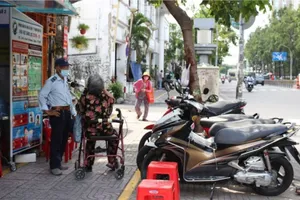 Đi ăn được giữ xe miễn phí, mất trộm xe ai đền?